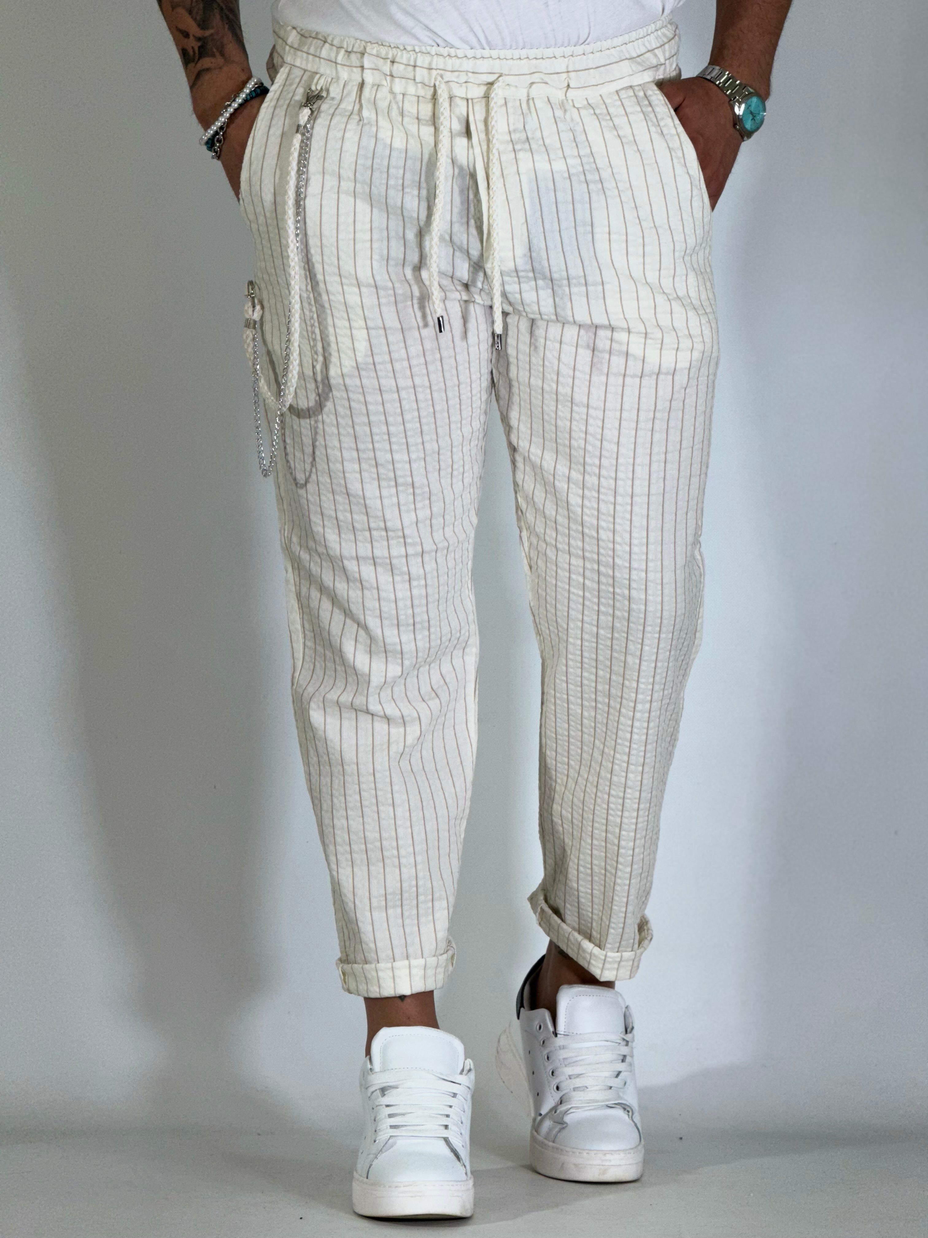 Pantalones a rayas color crema con caída. COREA