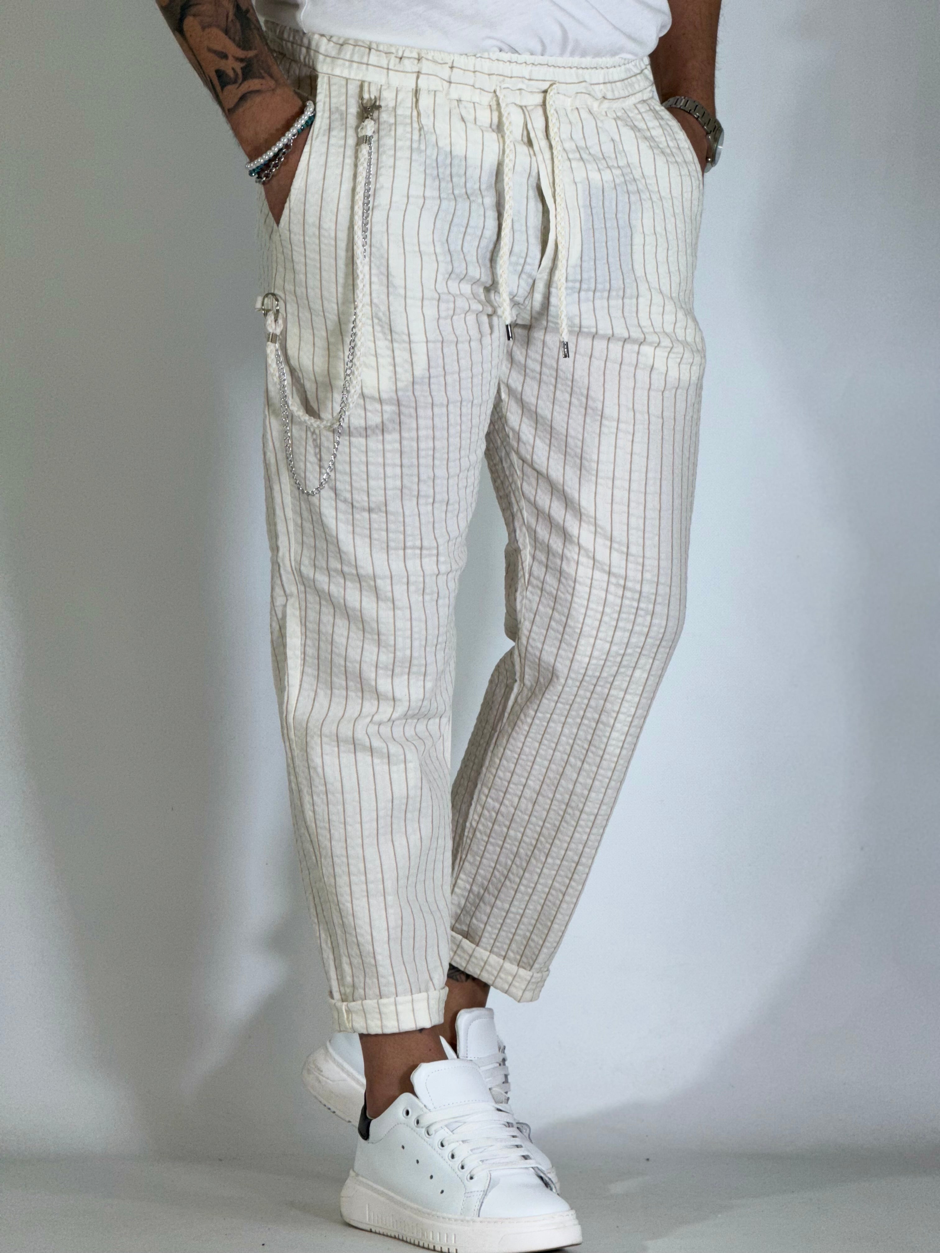 Pantalones a rayas color crema con caída. COREA