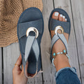 Skylar | Platta sandaler med metallspänne