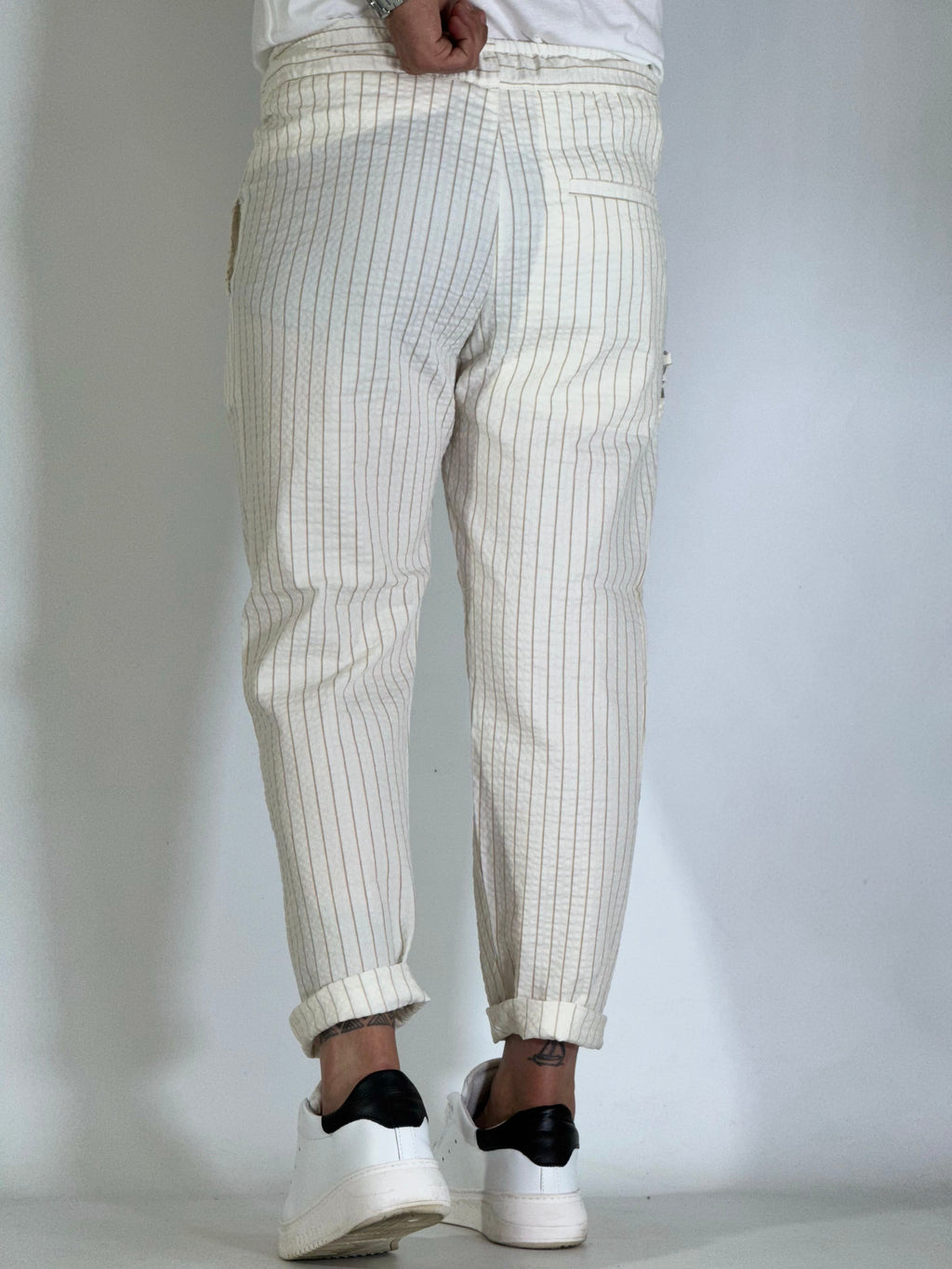 Pantalones a rayas color crema con caída. COREA