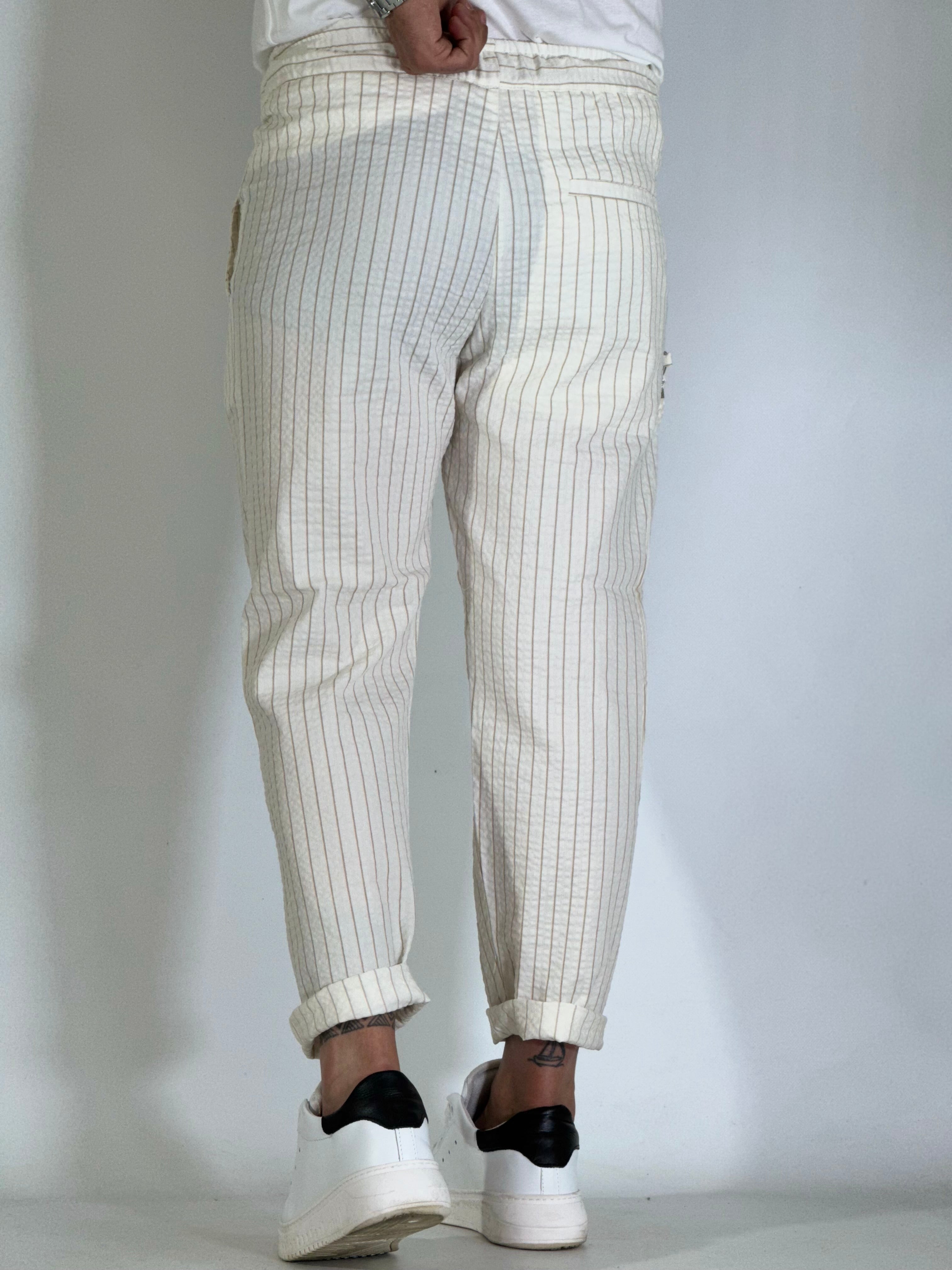 Pantalones a rayas color crema con caída. COREA