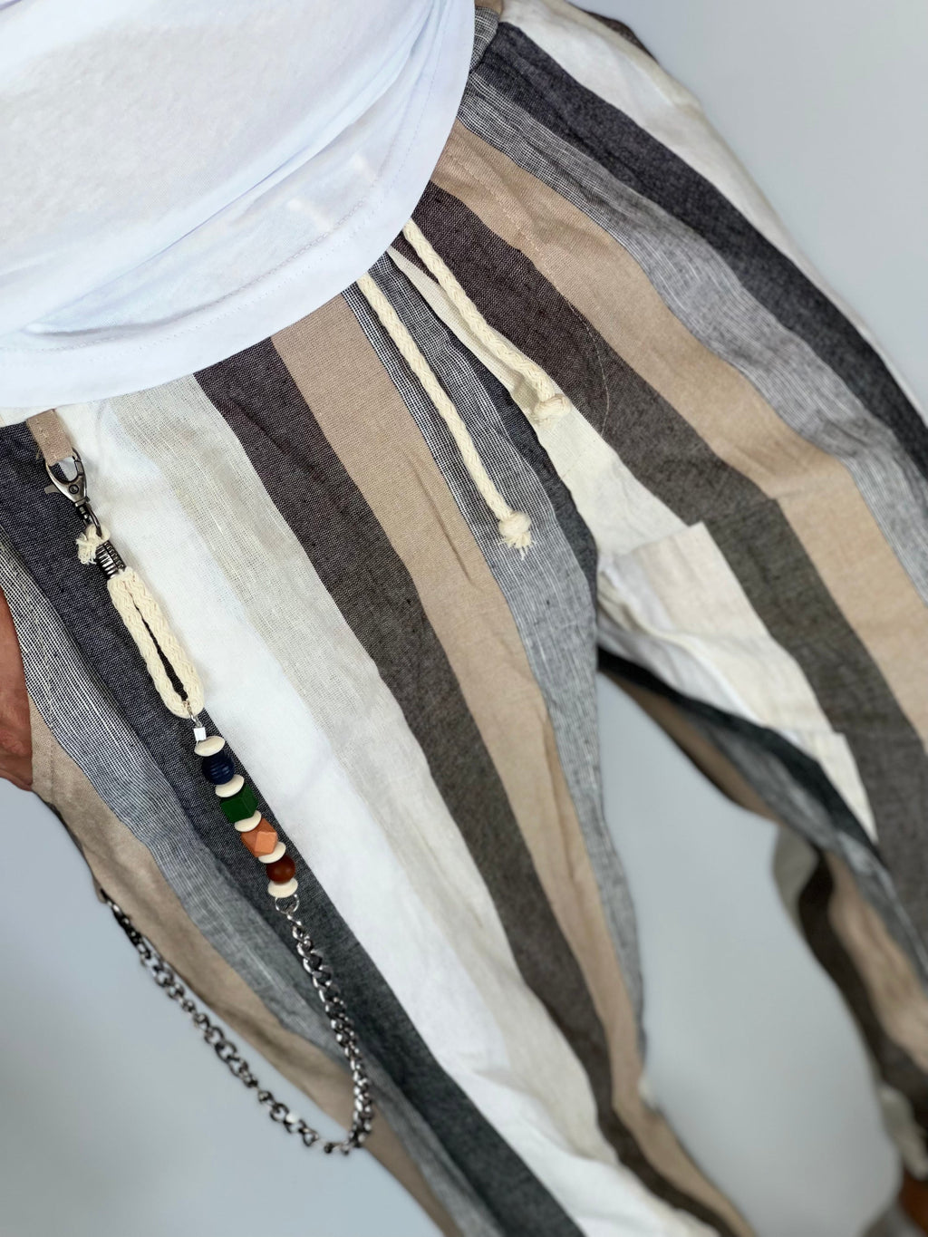 Pantalones a rayas efecto lino color camel